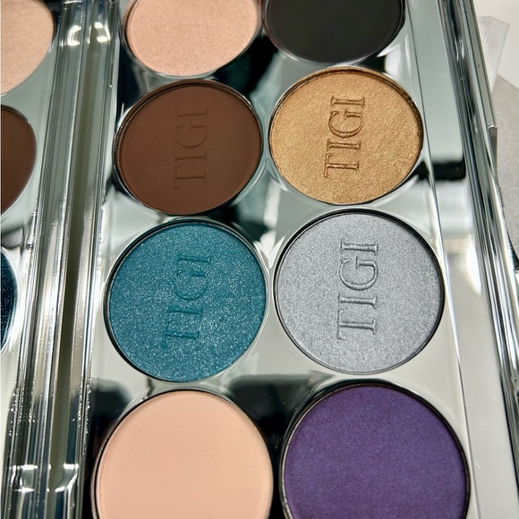 TIGI Vibrant Eyeshadow Palette - Gold, Blue, Brown, Black, Purple Hues - Picture 3 of 4
